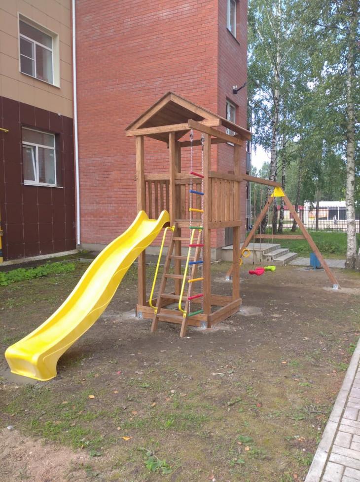 Установлена детская площадка между домами 71а и 71б по ул.Ленина.